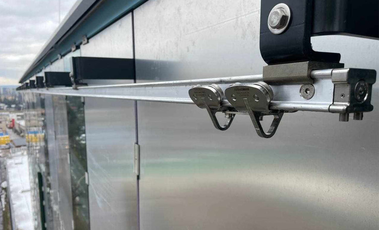 Sistema H-RAIL OVERHEAD per rope access installato sul complesso multifunzionale di Košice